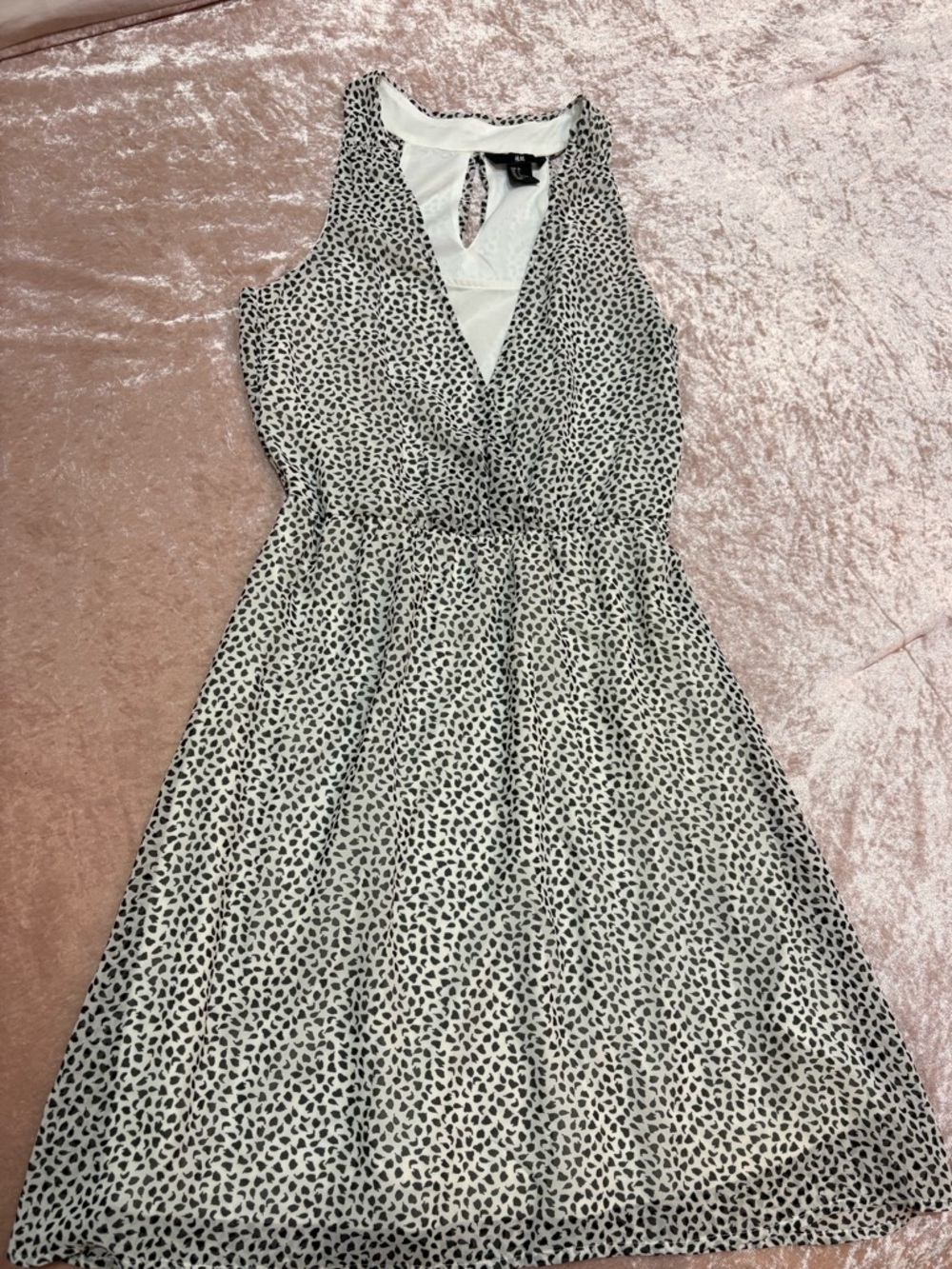 H&M Black and White Sleeveless V‑Neck Midi Dress